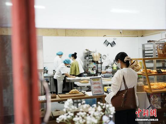 图为顾客在狄迪的面包店里购买面包。记者 周燕玲 摄