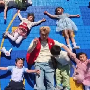 “让大人有底气，让孩子不怕摔倒”歌手吴克群现身伊犁为孩子建爱心操场