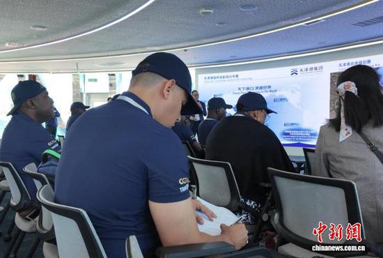 7日，古巴外交部多边总司高级人权专家、多边事务与国际法司司长戴伦·瓦利多·埃斯卡洛纳在参访现场做笔记。记者 孙玲玲 摄