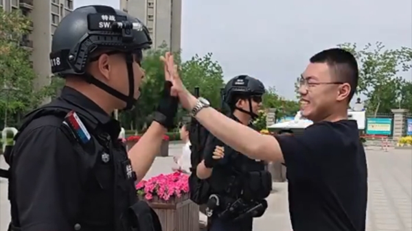 新疆：特警护航高考，执勤现场秒变“招生简章”