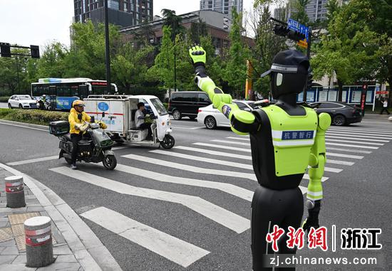 图为:“985”号AI交管机器人在路口劝导越线的非机动车。中新社记者 王刚 摄 图为:“985”号AI交管机器人在路口劝导越线的非机动车。中新社记者 王刚 摄