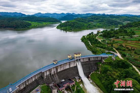 贵州黔西：附廓水库开闸泄洪