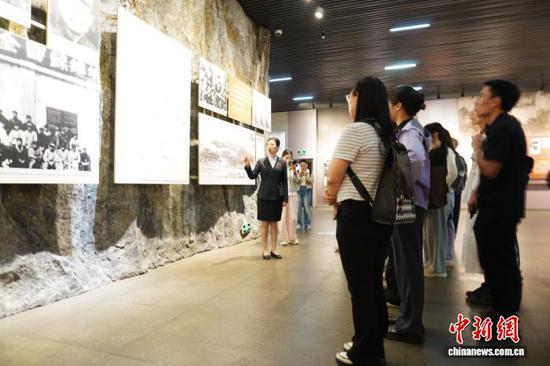 6月8日，讲解员在遵义会议纪念馆为参观游客解说相关历史。中新社记者 杨茜 摄
