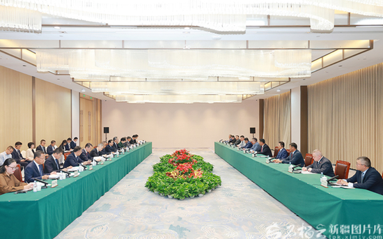 6月9日，自治区党委书记陈小江、自治区主席艾尔肯·吐尼亚孜在阿勒泰市会见出席2026年环阿尔泰次区域国际合作会议的部分外国嘉宾。天山网-新疆日报记者 崔志坚摄e