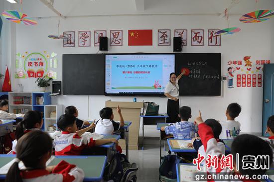 天河区袁巧美老师给孩子们上课。马玲玉 摄