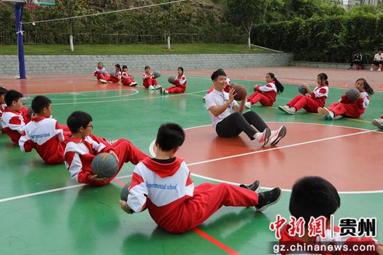 天河区支教老师在七星关区第四实验学校上示范课。马玲玉 摄