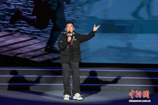图为演员王志飞在进行情景讲述《一条河，一道关》。中新社记者 瞿宏伦 摄