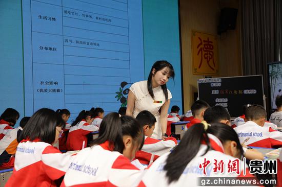 天河区优秀教师在七星关区第四实验学校上示范课。马玲玉 摄