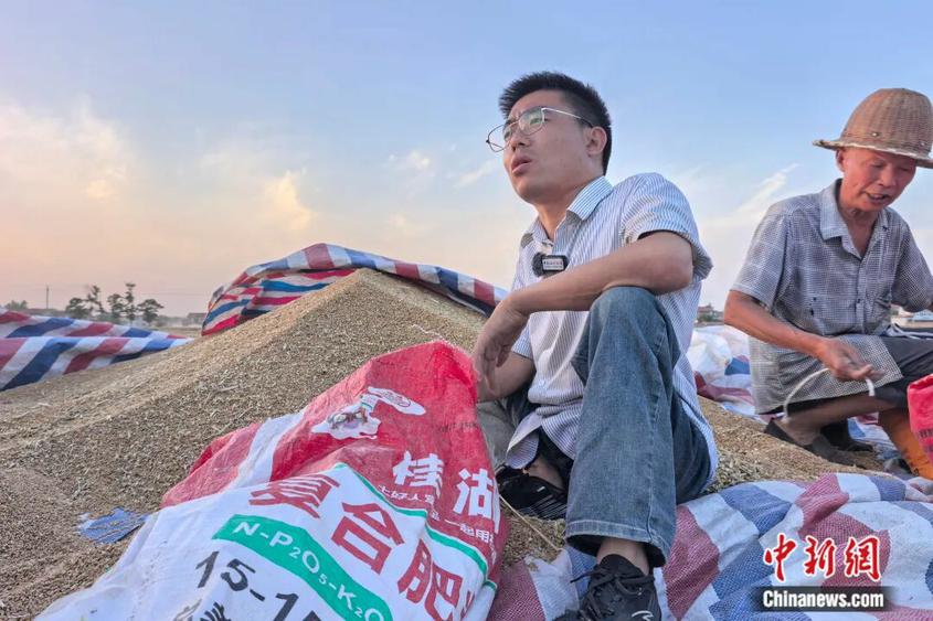 “蹲行医生”火了！跨越4000多公里，他背了一兜麦穗回新疆……