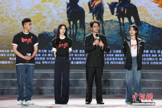 图为导演徐展雄(左三)和演员高戈(左一)、张俪(左二)、蓝盈莹在进行互动访谈。中新社记者 瞿宏伦 摄