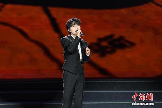 图为中国内地男歌手周深在演唱电影《四渡》主题曲《渡》。中新社记者 瞿宏伦 摄