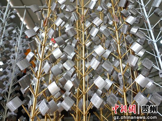 赫章县桂缘锁厂车间内排列整齐的挂锁等待上色。张雪 摄