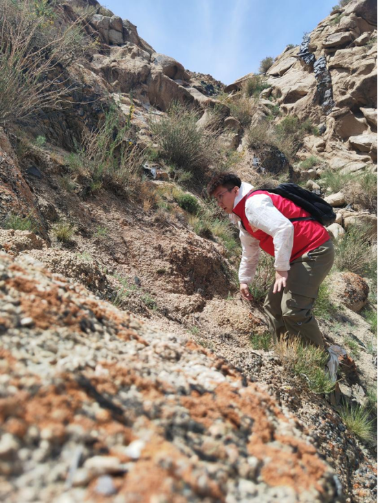 技术人员在八达石景区盘山道路关键路段进行实地勘测e