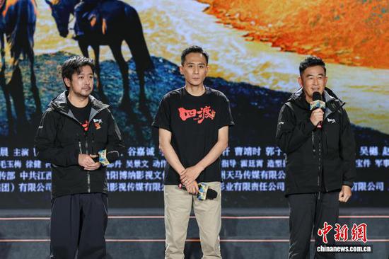 图为演员曹炳琨、刘烨、王志飞(从左至右)在分享。中新社记者 瞿宏伦 摄