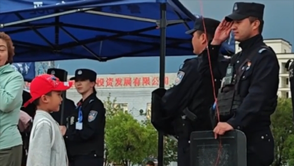 新疆乌恰：巡警执勤偶遇小粉丝，收下敬礼却退回气球