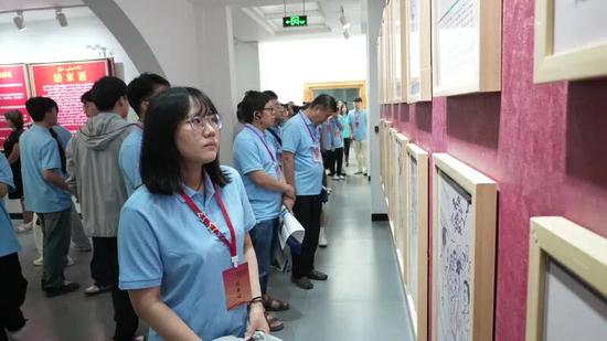库尔班·吐鲁木纪念馆内的珍贵历史图片吸引高校师生驻足观看。阿卜杜拉·热杰普 摄