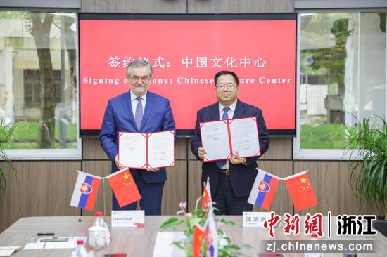 6月9日,两校正式签署共建中国文化传播中心协议。徐凯阳 摄 6月9日,两校正式签署共建中国文化传播中心协议。徐凯阳 摄