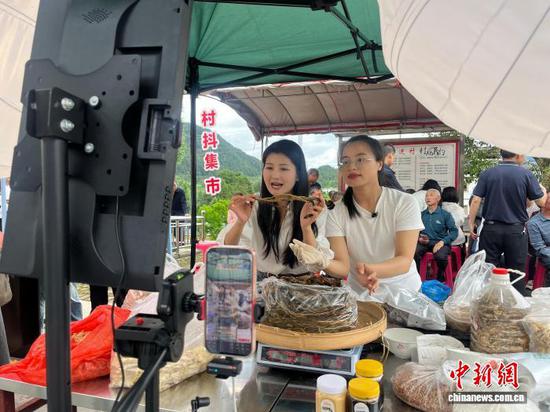 图为贵州省务川自治县涪洋镇前进村直播现场。杨茜摄