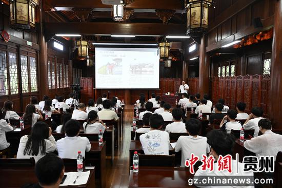 向学军 摄