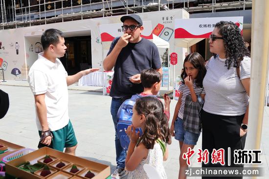国际友人品尝青田杨梅。 主办方 供图 国际友人品尝青田杨梅。 主办方 供图