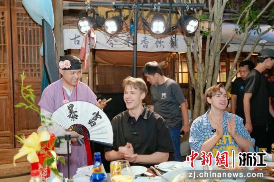 海外游客在濮院古镇进行文化体验。主办方供图 海外游客在濮院古镇进行文化体验。主办方供图