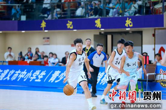 6月12日，遵义市中小学生（青少年）篮球锦标赛道真自治县球员在比赛中运球。
