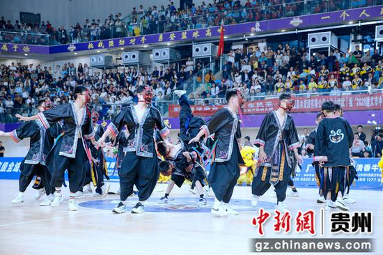 6月12日，遵义市中小学生（青少年）篮球锦标赛开幕式文艺表演。