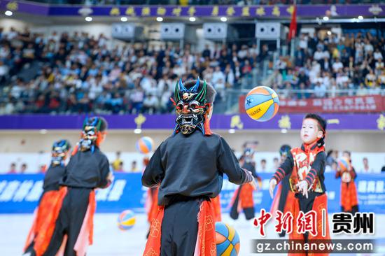 6月12日，遵义市中小学生（青少年）篮球锦标赛开幕式文艺表演。