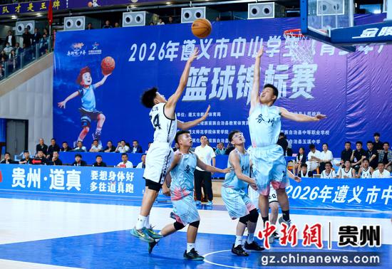 6月12日，遵义市中小学生（青少年）篮球锦标赛道真自治县球员在比赛中上篮。
