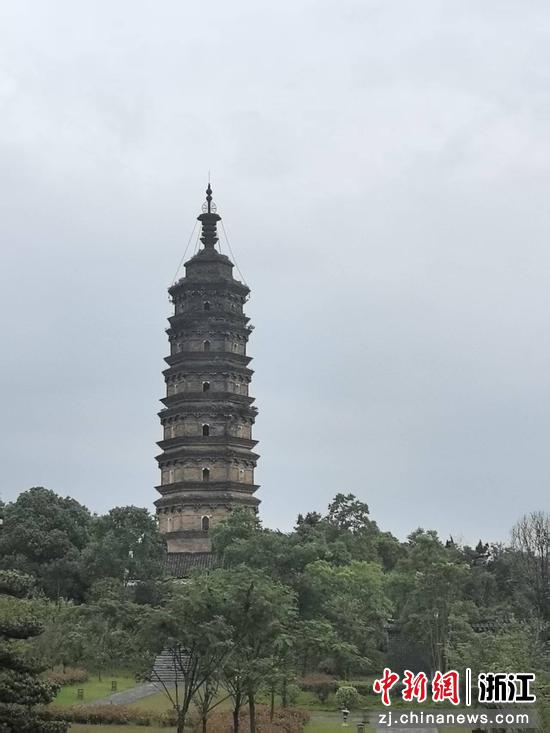 千年红塔凌空屹立 作者供图 千年红塔凌空屹立 作者供图