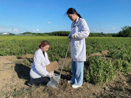 安利（中国）植物研发中心，科研人员在采集土壤样本