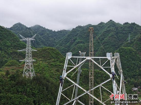 500千伏务川输变电工程线路塔基组立现场。 潘聪 摄