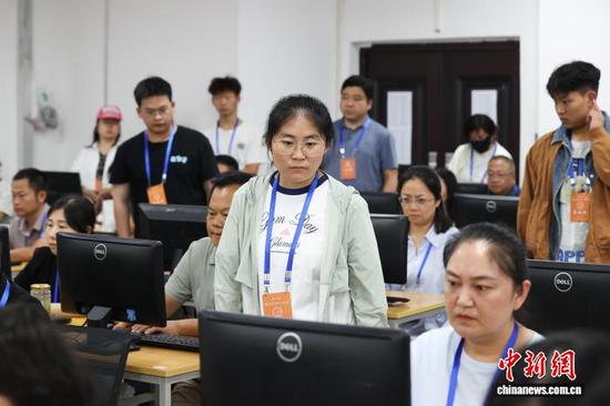 6月14日,考生及家长代表观看老师评卷。 中新社记者 瞿宏伦 摄 6月14日,考生及家长代表观看老师评卷。 中新社记者 瞿宏伦 摄
