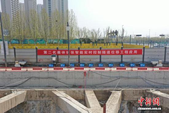 图为第二代囊体扩张智能实时控制隧道位移工程应用。（天津大学供图）