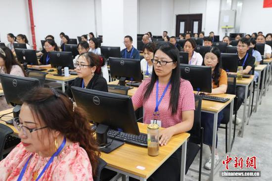 6月14日,评卷老师进行电脑阅卷。 中新社记者 瞿宏伦 摄 6月14日,评卷老师进行电脑阅卷。 中新社记者 瞿宏伦 摄