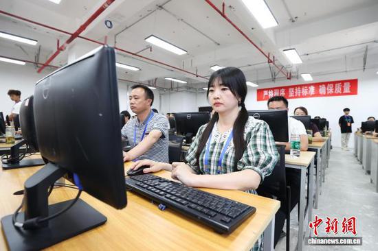 6月14日,评卷老师进行电脑阅卷。 中新社记者 瞿宏伦 摄 6月14日,评卷老师进行电脑阅卷。 中新社记者 瞿宏伦 摄