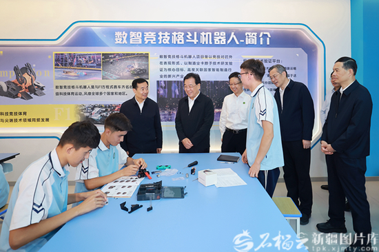 6月14日，江苏省委书记、省人大常委会主任信长星，自治区党委书记、兵团党委第一书记、第一政委陈小江，江苏省委副书记、省长刘小涛等在伊犁哈萨克自治州伊宁县南通高级中学，实地考察教育援疆工作进展成效。天山网-新疆日报记者 崔志坚摄e