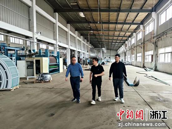 “调研员”走访合成革企业。丽水经开区&nbsp;供图