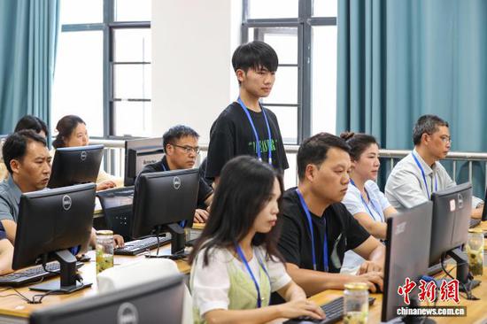 6月14日,考生在观看老师评卷。 中新社记者 瞿宏伦 摄 6月14日,考生在观看老师评卷。 中新社记者 瞿宏伦 摄