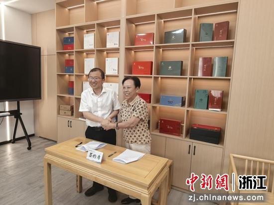 民盟浙江省委会企业家工作委员会与开化县两山投资集团签署《农产品采购框架协议》。受访者 供图 民盟浙江省委会企业家工作委员会与开化县两山投资集团签署《农产品采购框架协议》。受访者 供图