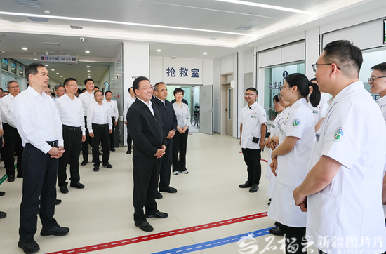 6月14日，江苏省委书记、省人大常委会主任信长星，江苏省委副书记、省长刘小涛，自治区党委副书记、自治区主席艾尔肯·吐尼亚孜在克孜勒苏柯尔克孜自治州阿图什市人民医院，实地考察医疗援疆工作进展成效。天山网-新疆日报记者 谢龙摄e