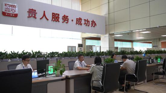 群众在县政务服务中心“贵人服务.成功办”窗口办理业务。何小雨 摄