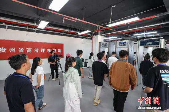 6月14日,媒体代表和公开征集的部分考生及家长代表进入贵州省高考评卷基地。 中新社记者 瞿宏伦 摄 6月14日,媒体代表和公开征集的部分考生及家长代表进入贵州省高考评卷基地。 中新社记者 瞿宏伦 摄