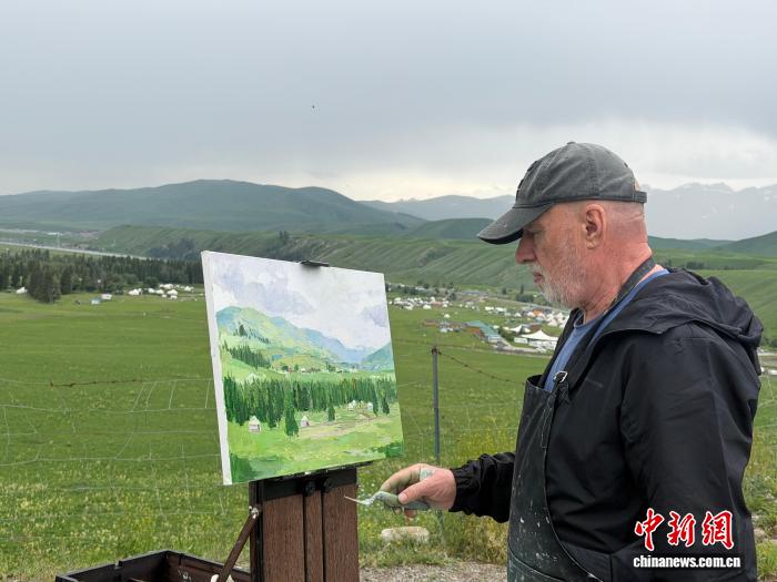中外艺术家走进新疆唐布拉草原写生