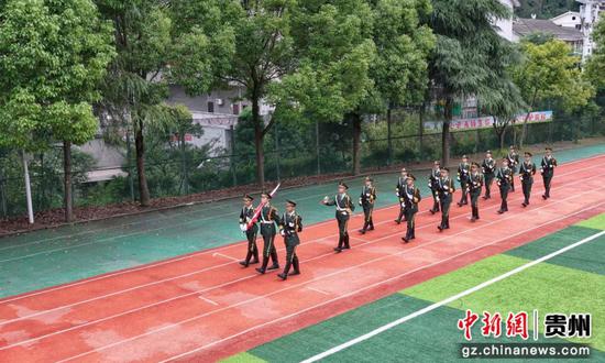 图为剑河第三中学国旗护卫队日常训练鸟瞰图。彭开燚 摄