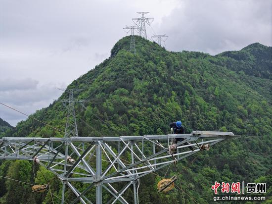 在500千伏务川输变电工程线路作业现场，施工人员正在牵引导线。 潘聪 摄