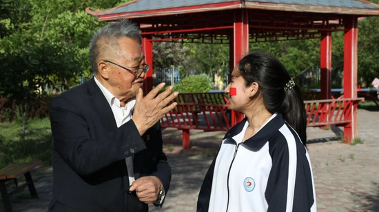 徐金石勉励努尔孜亚木·努尔麦麦提。何瑞娜 摄