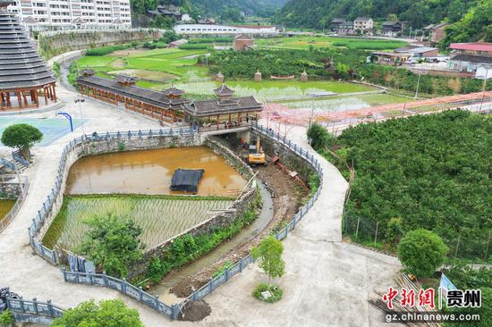 剑河县南明镇永兴社区水毁堤防修复施工现场。吴麟钦 摄