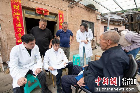 专家义诊现场。浙江省中医院供图