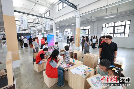 图为展览活动现场。(天津城建大学供图) 图为展览活动现场。(天津城建大学供图)